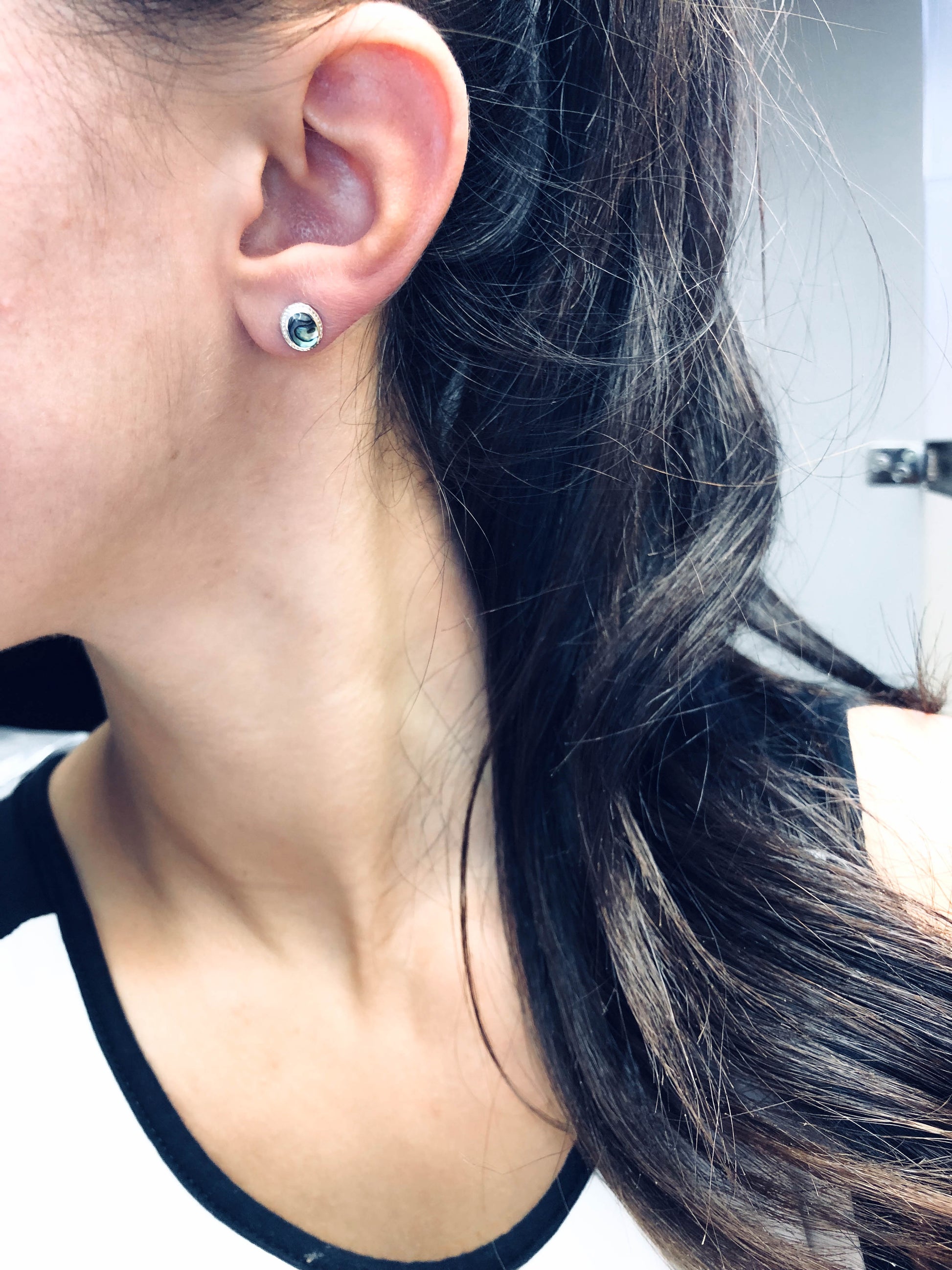 Gorgeous 925 Sterling Silver Shiny Shell Stud Earrings